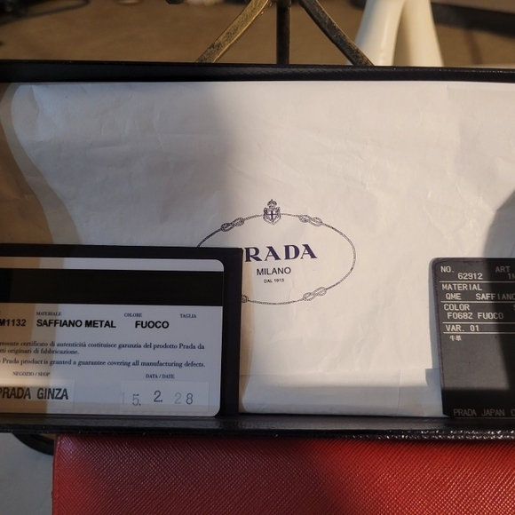 Prada Red Wallet Smooth Leather Elegant Design - Picture 4 of 16